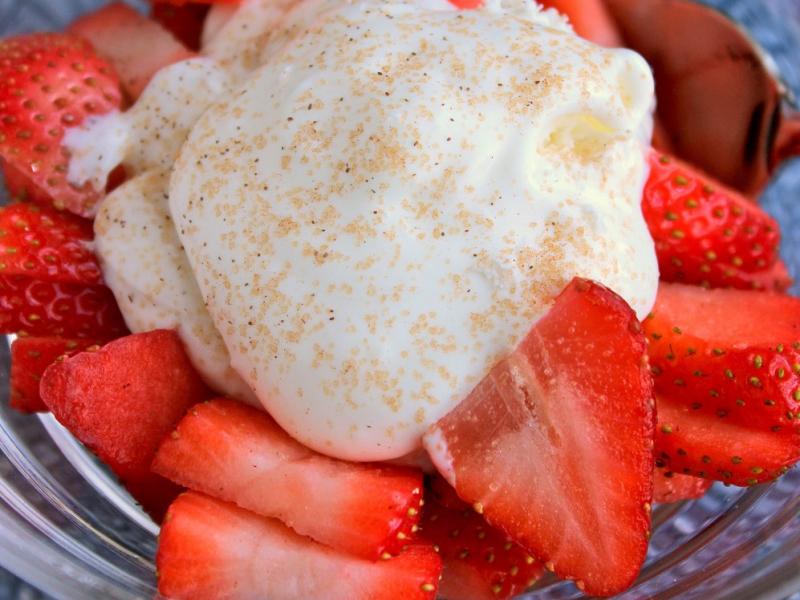 Strawberries with Cinnamon Sauce